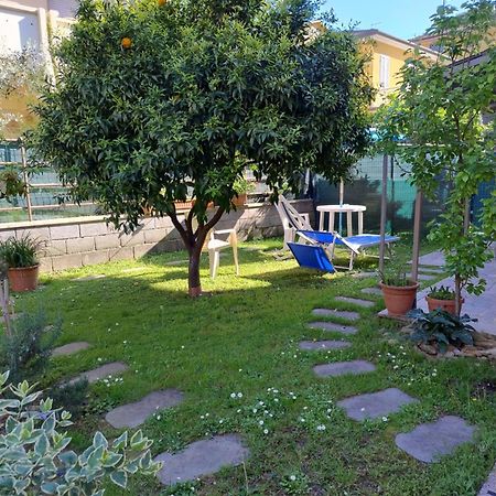 Bilocale Climatizzato A 850M Dalla Spiaggia Casa Katia Marina di Massa Bagian luar foto