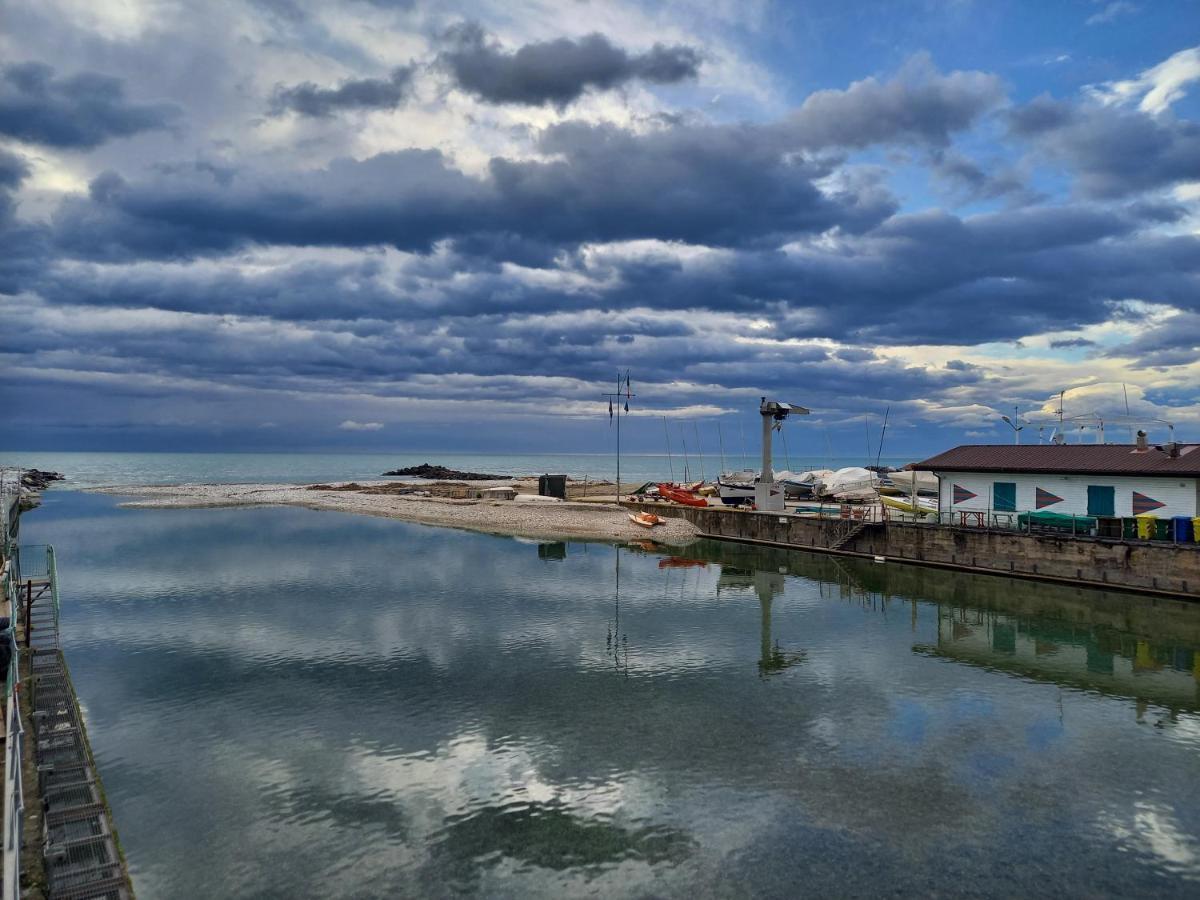 Bilocale Climatizzato A 850M Dalla Spiaggia Casa Katia Marina di Massa Bagian luar foto